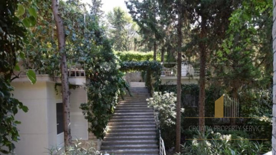 Prächtige Villa am Meer des berühmten Hollywood-Schauspielers und Regisseurs Orson Welles zum Verkauf in der Gegend von Primosten!