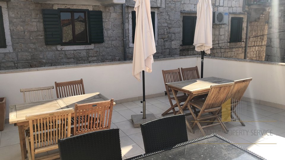 STONE HOUSE WITH FIVE APARTMENTS IN THE CENTER OF MILNA ON THE ISLAND OF BRAC!