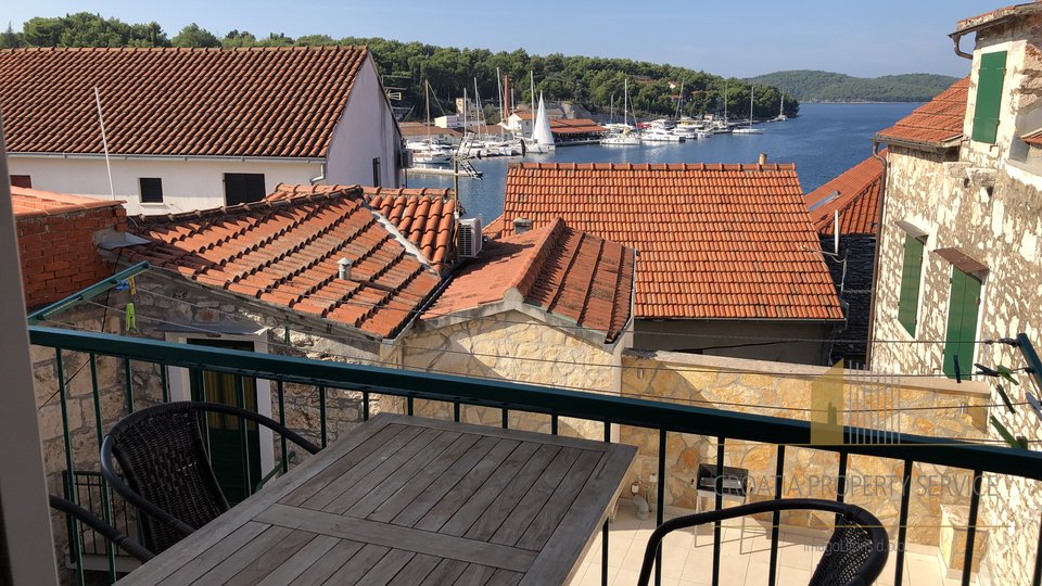 KAMENA KUĆA SA PET APARTMANA U CENTRU MILNE NA OTOKU BRAČU!
