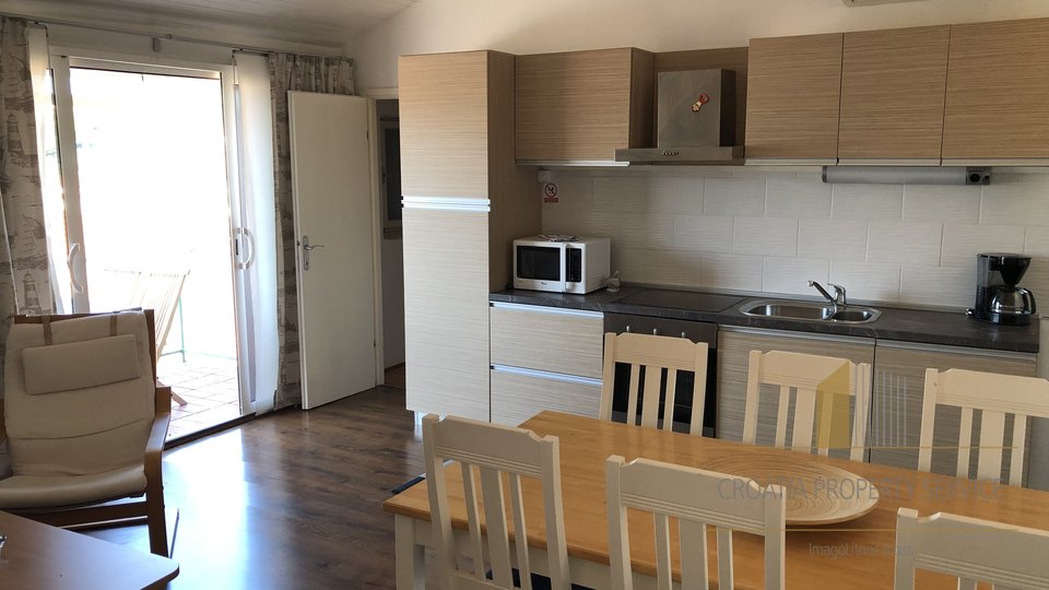 KAMENA KUĆA SA PET APARTMANA U CENTRU MILNE NA OTOKU BRAČU!