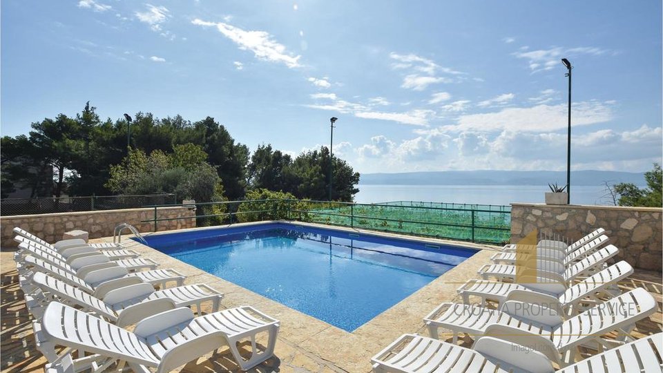 APARTMENT VILLA ON THE OMIŠA RIVIERA WITH UNCREDIBLE 3500 SQM OF LAND!