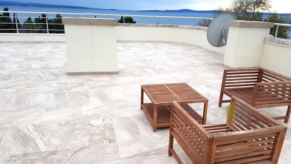Two bedroom apartment with a roof terrace in Split, only 50 m from the sea. Attractive neighborhood - Meje – south