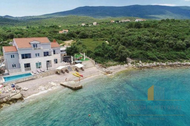 Beautiful newly built villa with swimming pool on Peljesac right on the beach