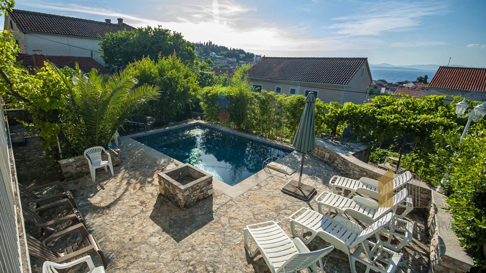 HOUSE WITH OUTDOOR POOL IN SUTIVAN, ON THE ISLAND OF BRAČ