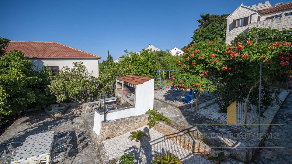 HOUSE WITH OUTDOOR POOL IN SUTIVAN, ON THE ISLAND OF BRAČ